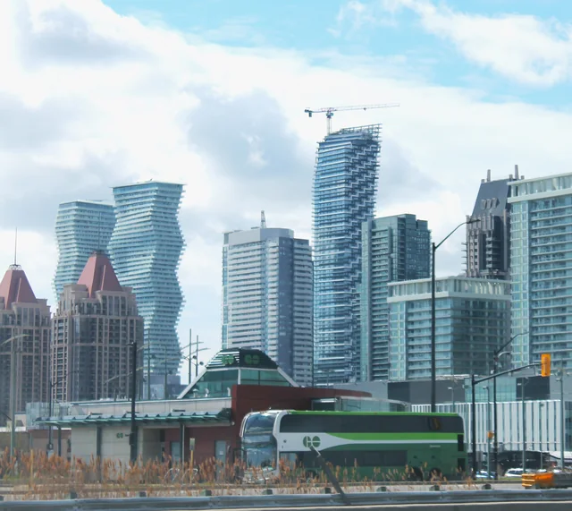 Silhouette du centre-ville de Mississauga, avec les tours Absolute World et un autobus GO à Square One