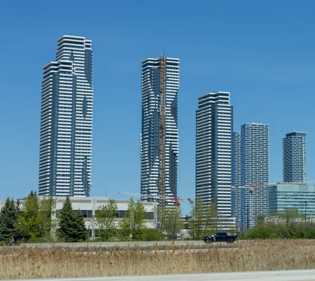 Tours du Vaughan Metropolitan Centre vues depuis l’autoroute 407